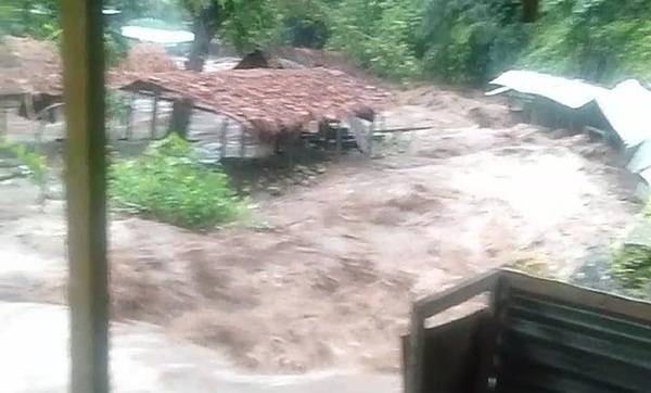 Heboh, Air Sungai Sembahe Mendadak Menguning