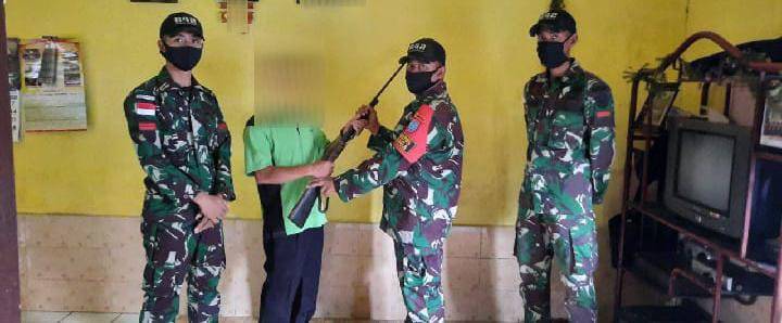 Satgas Pamtas RI-Malaysia Yonif 642/Kapuas Kembali Terima 1 Pucuk Senjata dari Warga