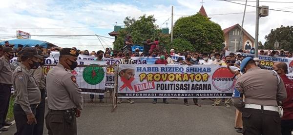 Datangi Mapolda Sumut, Seratusan Massa Tolak Kedatangan Habib Rizieq