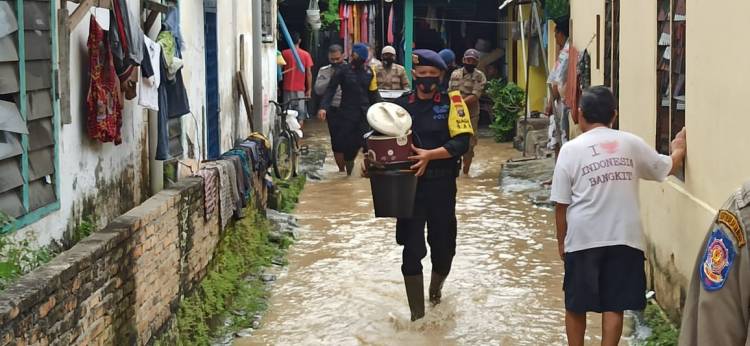 Brimob Batalyon B Pelopor Sumut Bantu Evakuasi Warga Korban Banjir Kecamatan Rambutan Tebing Tinggi*