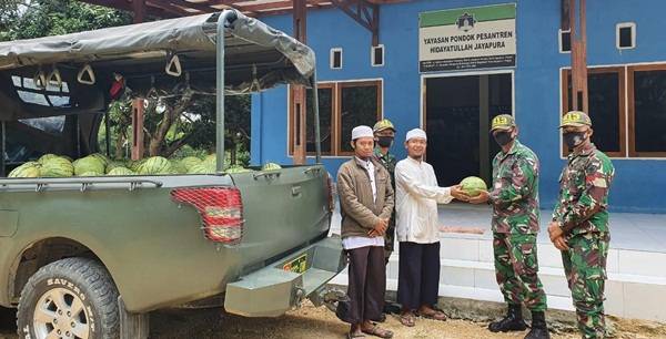 Panen Semangka, Satgas Yonif MR 413 Bagikan Ke Pondok Pesantren dan Gereja di Papua