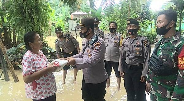Polsek Padang Hulu Gerak Cepat Bantu Korban Banjir