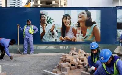 Puluhan Ribu Pekerja Migran Bekerja Dalam Bayang - Bayang Ekonomi Dubai