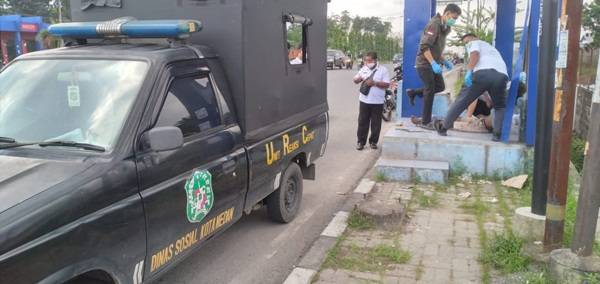 Pemko Medan Evakuasi Pria Uzur yang Telantar di Halte Jalan Sisingamangaraja