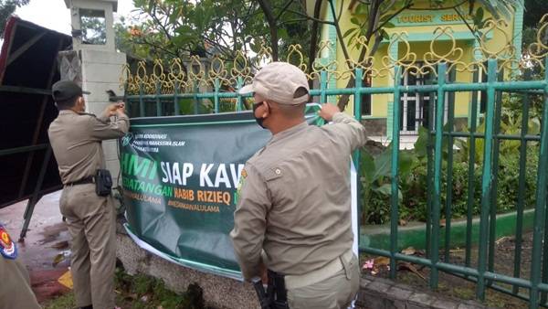 Satpol PP Cabut Spanduk Langgar Aturan di Medan, Termasuk Milik HMI Sumut Kawal Kedatangan HRS