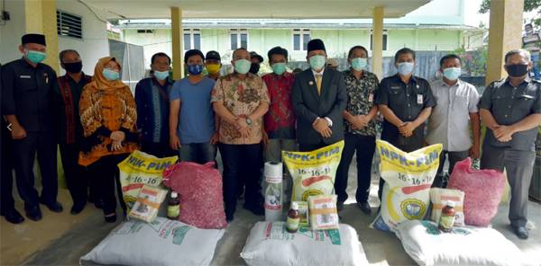 Pemko PSP Serahkan Bantuan Bibit dan Pupuk Kepada Kelompok Tani