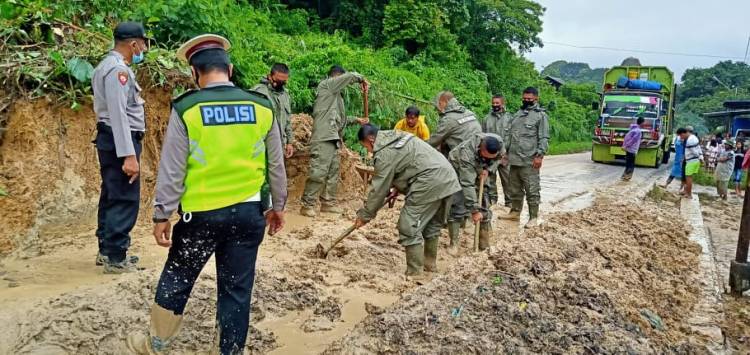 Brimob Batalyon C Terjun Langsung Ke Lokasi Longsor di Desa Marsada