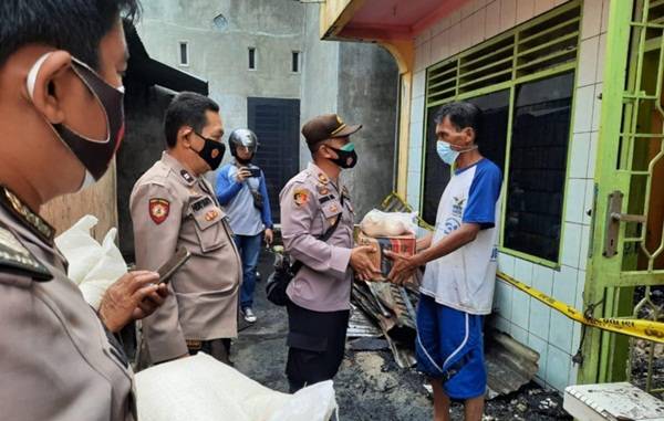 Polsek Padang Hilir Bantu Sembako Korban Kebakaran