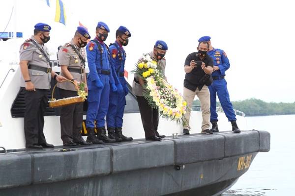 Peringati HUT ke 70, Satpolairud Tabur dan Larung Bunga di Laut Belawan