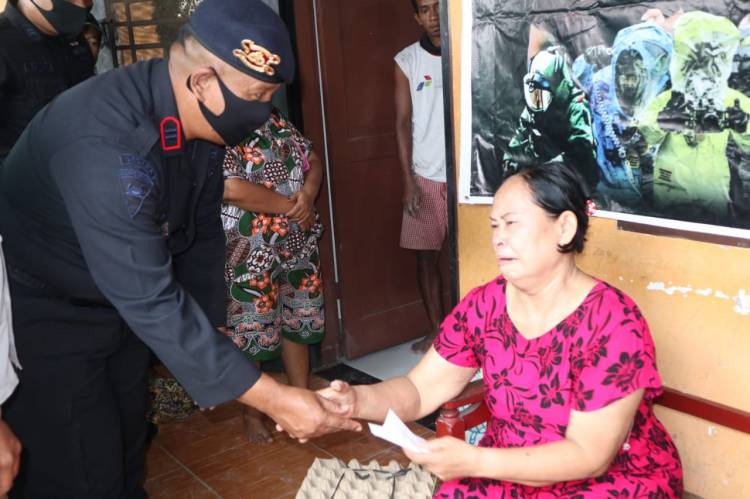 Danden Gegana Brimob Polda Sumut Pimpin Kegiatan Anjangsana ke Keluarga yang Gugur Dalam Tugas