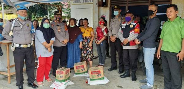 Kapolsek Serbelawan Bantu Evakuasi dan Berikan Tali Asih Warga Korban Kebakaran