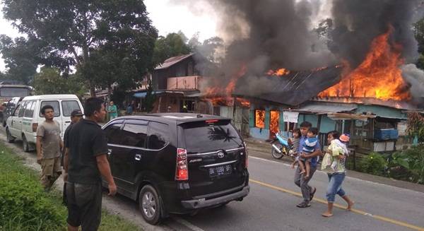 3 Unit Rumah di Pasar Bengkok Desa Oppu Raja Hutapea Timur Ludes Dilalap Api