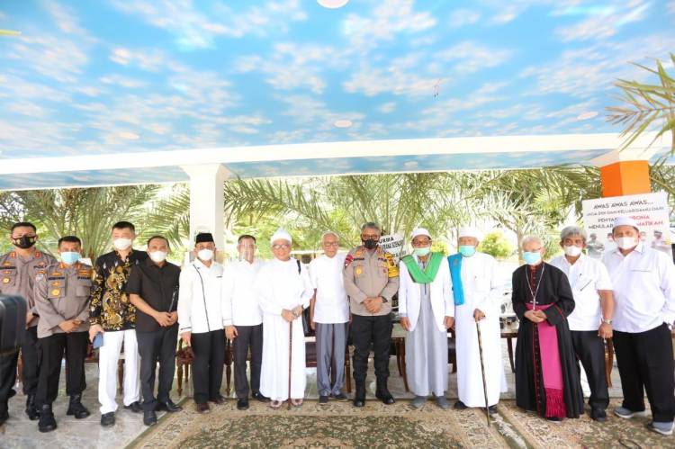 Silaturahmi ke Ponpes Al-Kautsar Al-Akbar, Kapolda Sumut Ikut Tanam Pohon Kurma