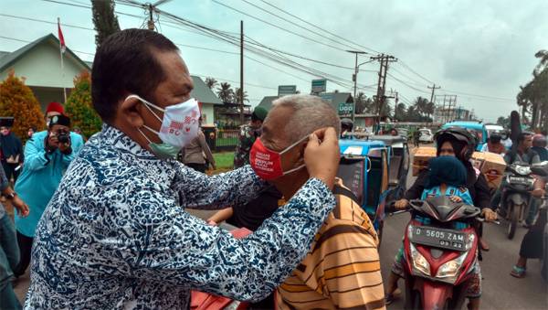 Peringati HKN, Walikota Bagikan Masker