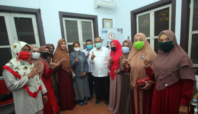 Kaum Emak-emak Beri Dukungan Ikhlas ke Akhyar-Salman