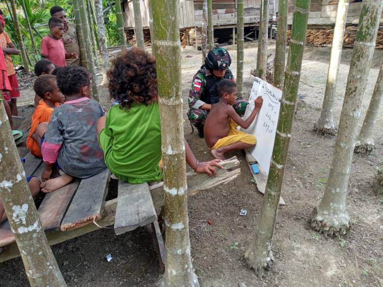 Satgas Yonif Raider 100/PS Turun Ke Kampung Berikan Pelajaran Tambahan