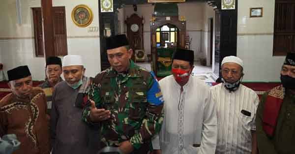 Danrem 162/WB Bersama Masyarakat Sukarela Berhasil Turunkan Baliho HRS