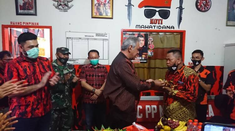 Ketua MPW PP Sumut dan MPC PP Kota Medan Tanda Tangani Prasasti Sekretariat PAC PP Medan Area.