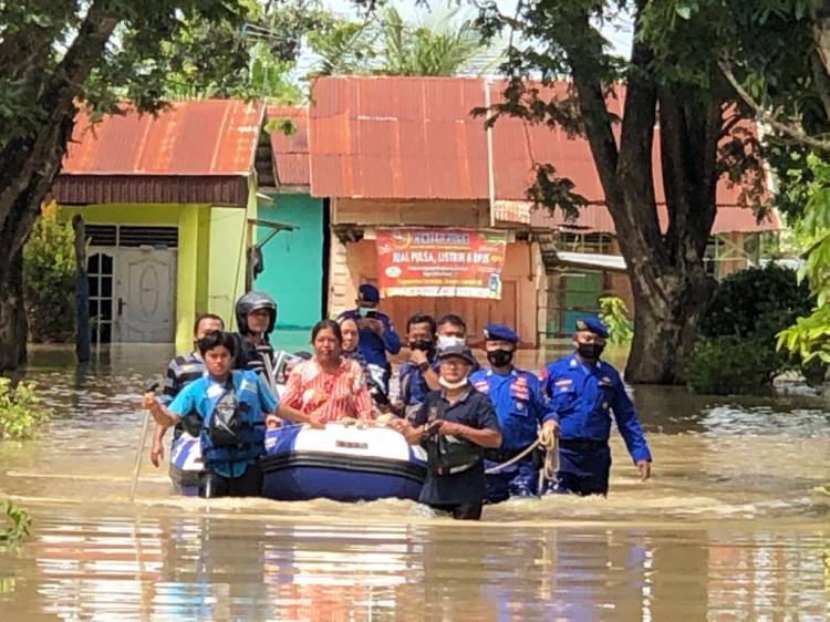 Polda Sumut Bantu Evakuasi Warga Korban Banjir di Sergai