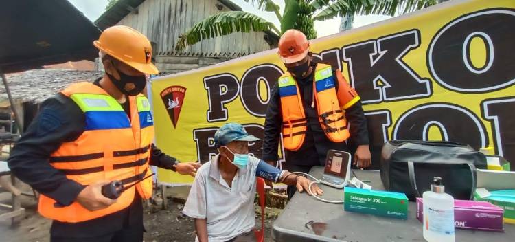 Terhadap Korban Banjir di Kabupaten Sergei Brimob Polda Sumut Berikan Pelayanan Kesehatan