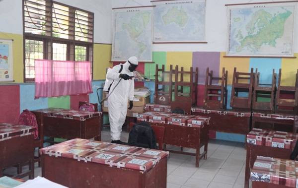Brimob Disinfektan Dua SD Negeri di Medan