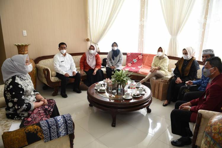 Nawal Lubis Terima Audiensi Rektor Universitas Islam Sumatera Utara Bersama Pelaku Usaha Kampung Batik Brandan Dhany Rose