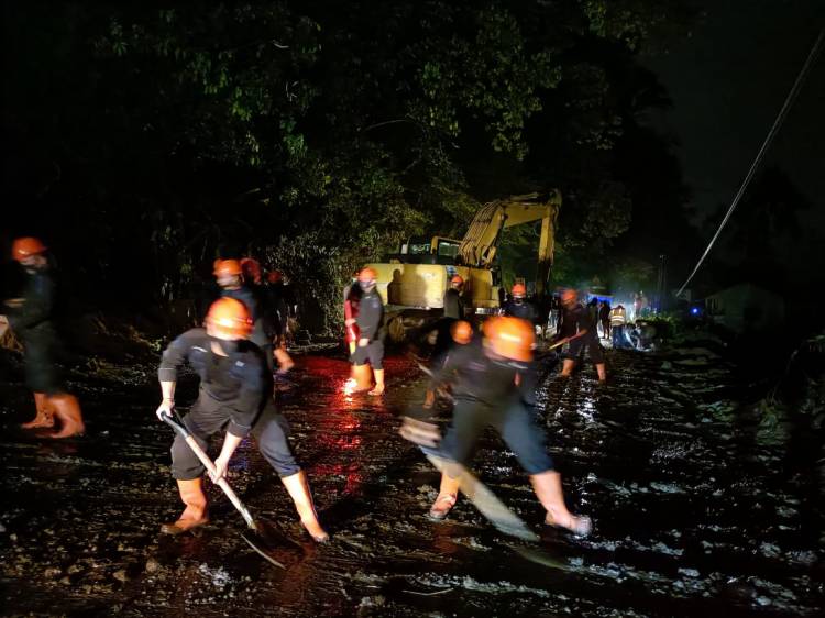Brimob Polda Sumut Bantu Evakuasi Pembersihan Bencana Longsor di Desa Bandar Baru*