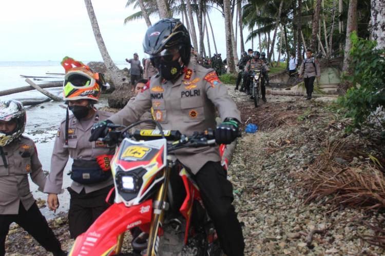 Kendarai Motor Tril, Kapolda Sumut dan Pangdam I Ajak Warga Pedalaman Nisel Tidak Takut Divaksin