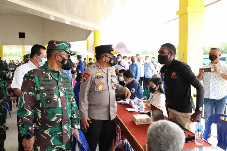 Genjot Vaksinasi Covid-19 Kapolda Sumut dan Pangdam I/BB Serbu Pulau Nias