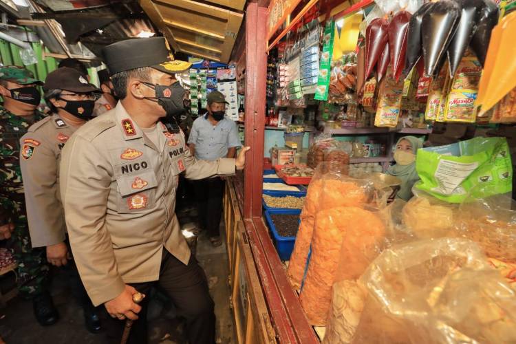 Anggota Kapolda Jatim Berikan Sikap dan Pelayanan Humanis Kepada Para Pedagang