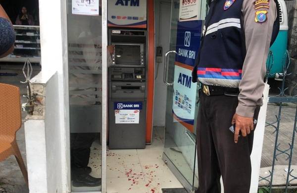 Tragis !!! Suami Tusuk Istri Saat Berada di ATM