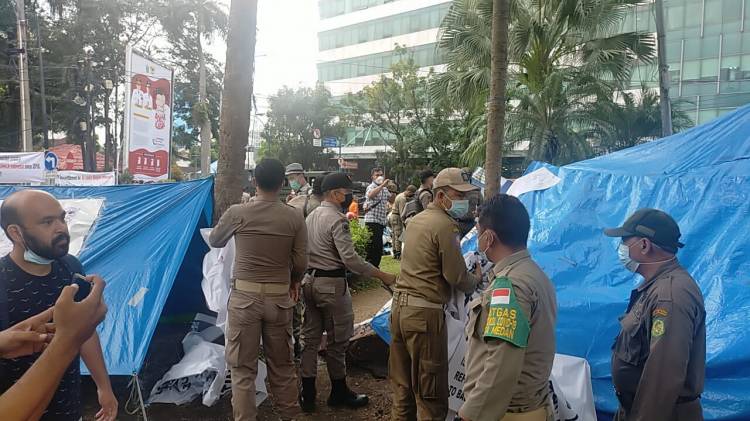 Polsek Medan Baru Pengamanan Penertiban Spanduk dan Tenda Pengungsi Afganistan oleh Satpol PP