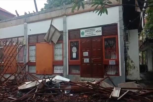 Atap Gedung Kantor Bupati Tabanan Hancur Berantakan