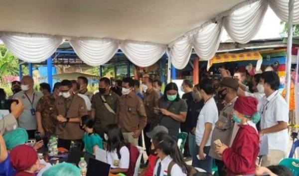 Sandiaga Kunjungi Wisata Danau Toba Pantai Bulbul