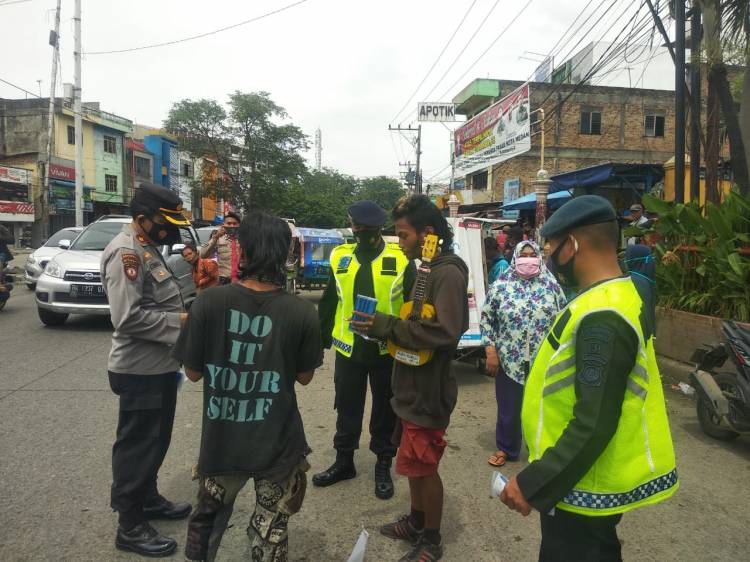 Brimob Polda Sumut Sampaikan Himbauan Prokes dan Bagikan Masker Kepada Masyarakat