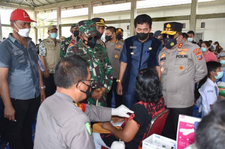 Terus Perkokoh Sinergi, Pangdam I/BB dan Kapoldasu Tinjau Vaksinasi Massal di Nias Barat