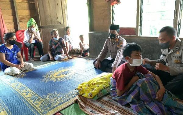 Aiptu Joni Ilham Hasibuan, Berkeliling Desa Mengkhitan Warga Kurang Mampu  di Tiga Juhar
