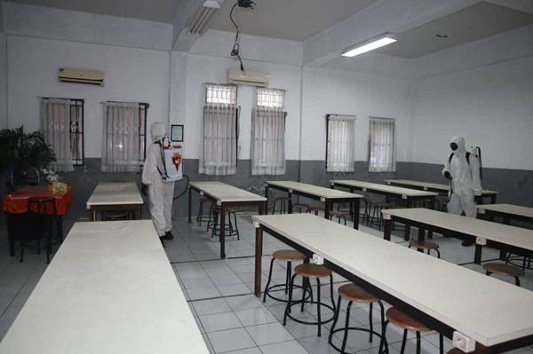 Brimob Sterilkan Fasilitas Sekolah di Kota Medan Dengan Cairan Disinfektan