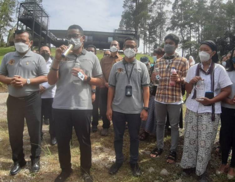 Sandiaga Uno Nikmati Sunrise Dari The Kaldera Nomadic Escape Sibisa