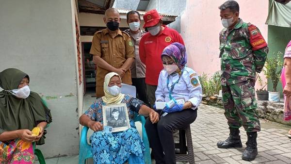 Hari Pahlawan, Kabinda Sumut Vaksin Veteran dan Pelajar di Medan Deli