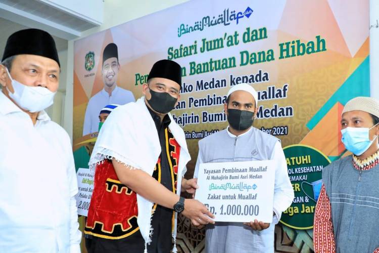 Bobby Nasution Safari Jum'at Serahkan Bantuan Dana Hibah