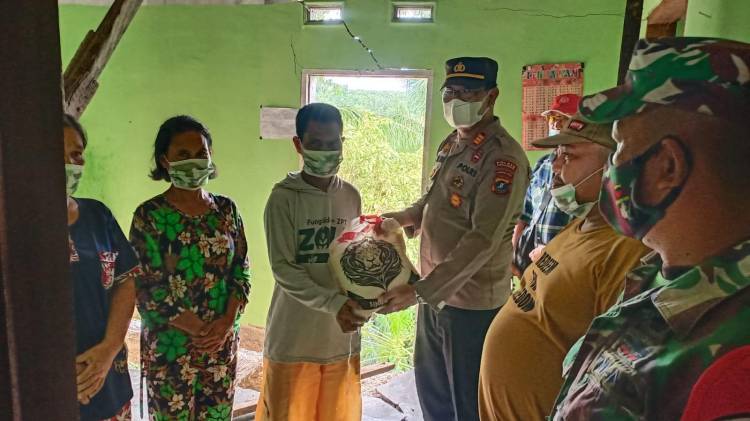 Kapolsek Perdagangan Berikan Paket Sembako Kepada Warga Rumahnya Longsor