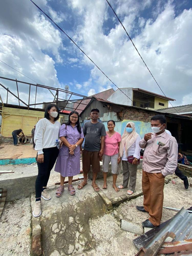 Wakil Ketua Fraksi PDI Perjuangan DPRD Medan Fasilitasi Bedah Rumah di Belawan