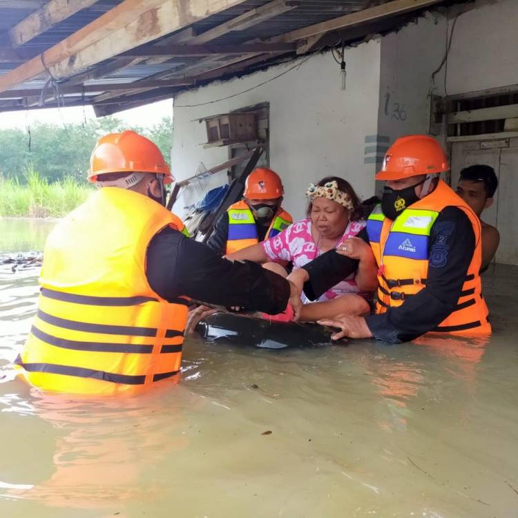 Tanjung Merawa Terendam, Brimob Polda Sumut Bantu Evakuasi Korban