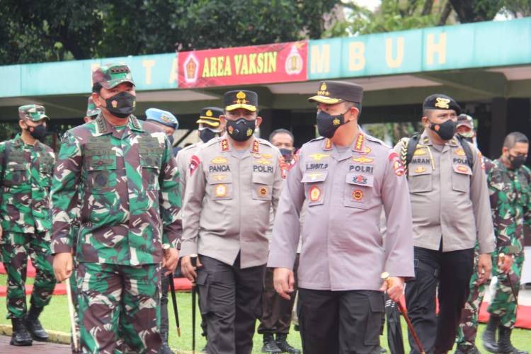 Kunker Ke Medan, Kapolri dan Panglima Tinjau Pelaksanaan vaksinasi Massal di Lapangan Benteng