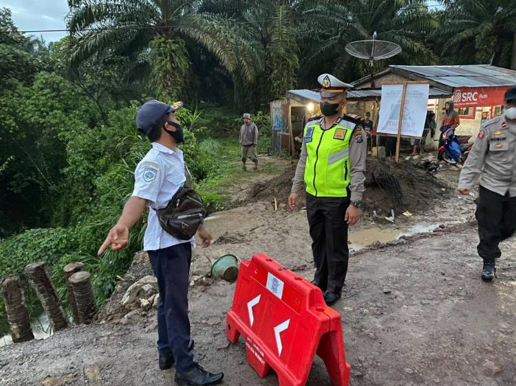 Kasat Lantas Polres Simalungun Sigap Amankan Jalan Umum Amblas Akibat Curah Hujan Yang Tinggi