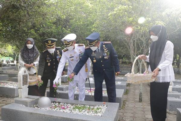 Danlanud SIM Sambut Hari Pahlawan Dengan Berziarah ke Makam Pahlawan