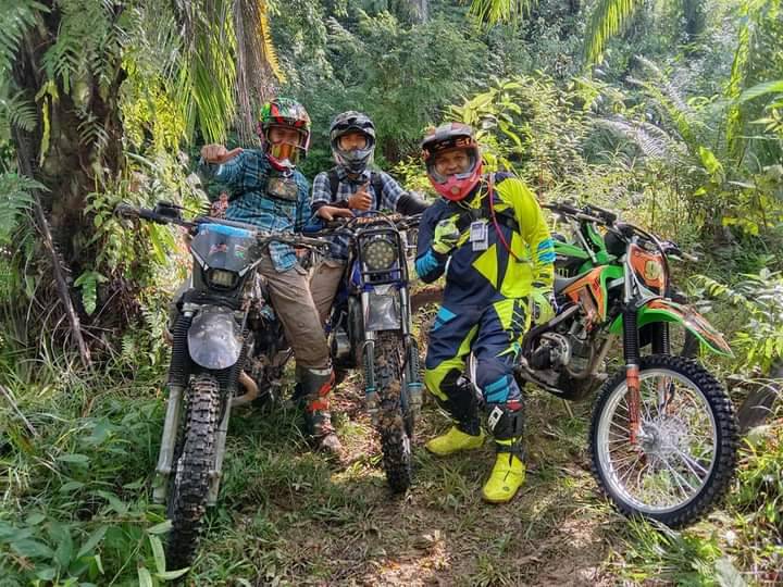 Silaturahmi Sesama Motor Trail Trabas Di Pantai Sibolga