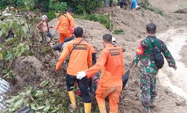 Tim SAR Gabungan Evakuasi Jasad Korban Longsor di Desa Kinangkung