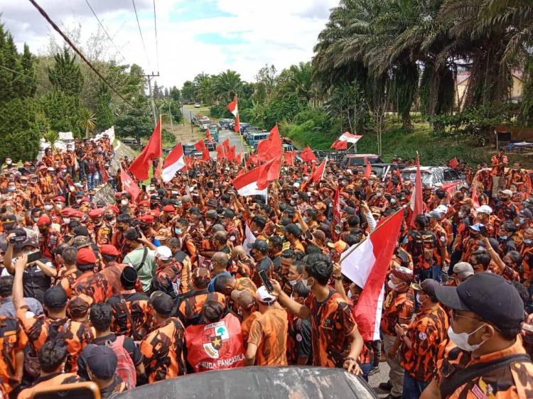 Ribuan Kader Pemuda Pancasila Serbu DPRD Simalungun